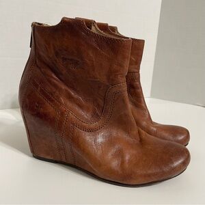 FRYE Carson wedge bootie Cognac Leather‎ size 6